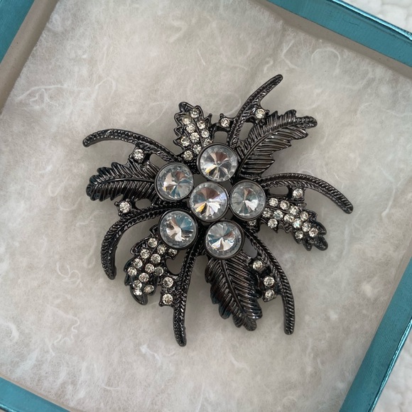 Floral rhinestone brooch - Picture 3 of 4